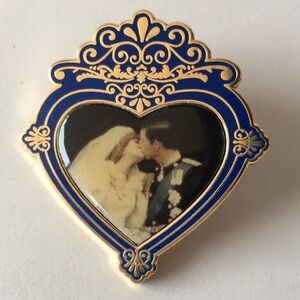 2008 MBI Royal Couple Kissing Pin